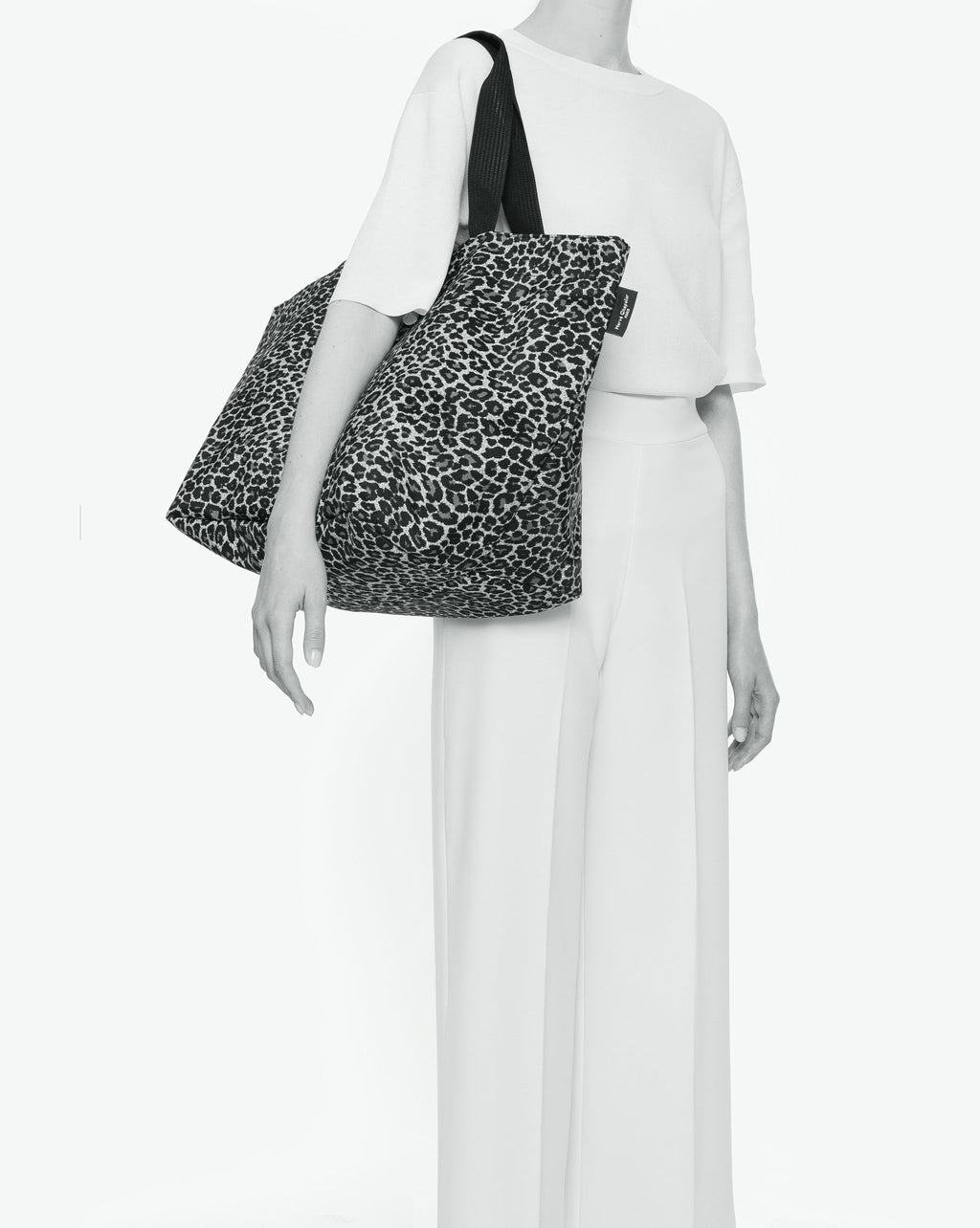 Packshot of a 913F shopping bag with long polyprop handles and a zipper and an inside pocket. The bag is made of printed nylon in a extra-large size. Sac cabas a poignees longues en nylon imprime dans un formatX L
