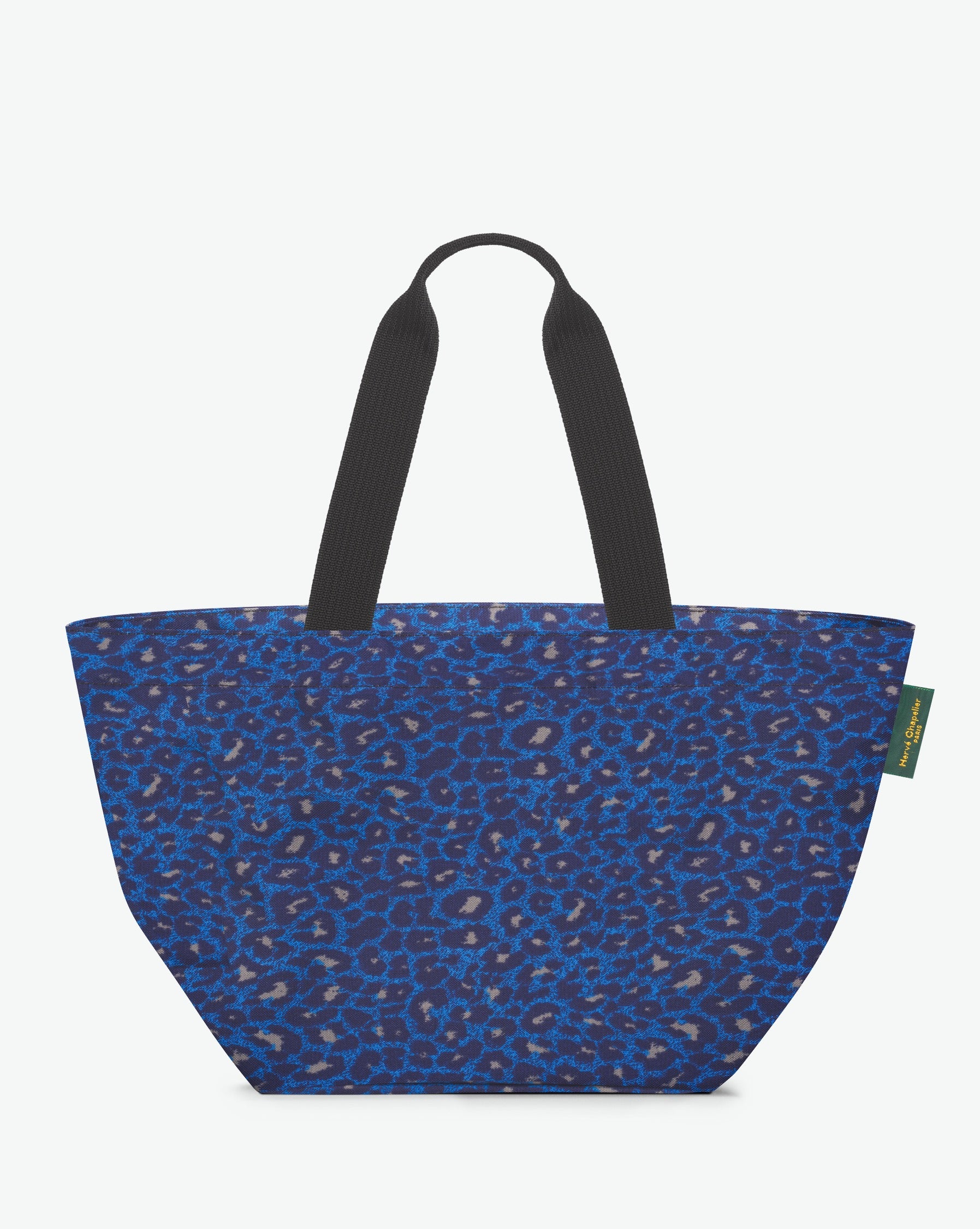 Packshot of a 925F shopping bag with long polyprop handles and a zipper and an inside pocket. The bag is made of nylon in a fancy print in a large size. Sac cabas a poignees longues en nylon imprime dans un format L