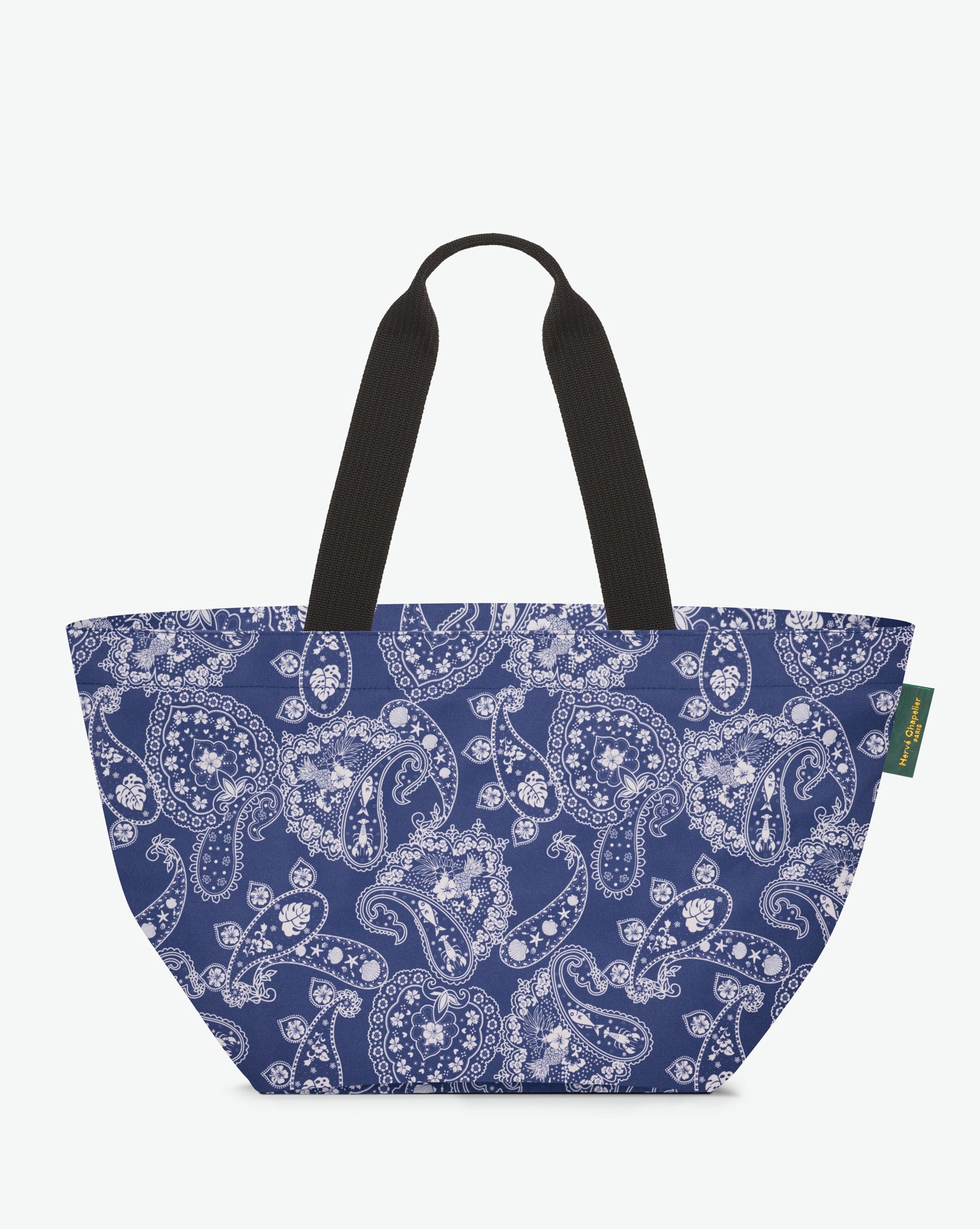 Packshot of a 925F shopping bag with long polyprop handles and a zipper and an inside pocket. The bag is made of nylon in a fancy print in a large size. Sac cabas a poignees longues en nylon imprime dans un format L