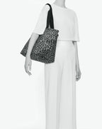 Packshot of a 925F shopping bag with long polyprop handles and a zipper and an inside pocket. The bag is made of nylon in a fancy print in a large size. Sac cabas a poignees longues en nylon imprime dans un format L