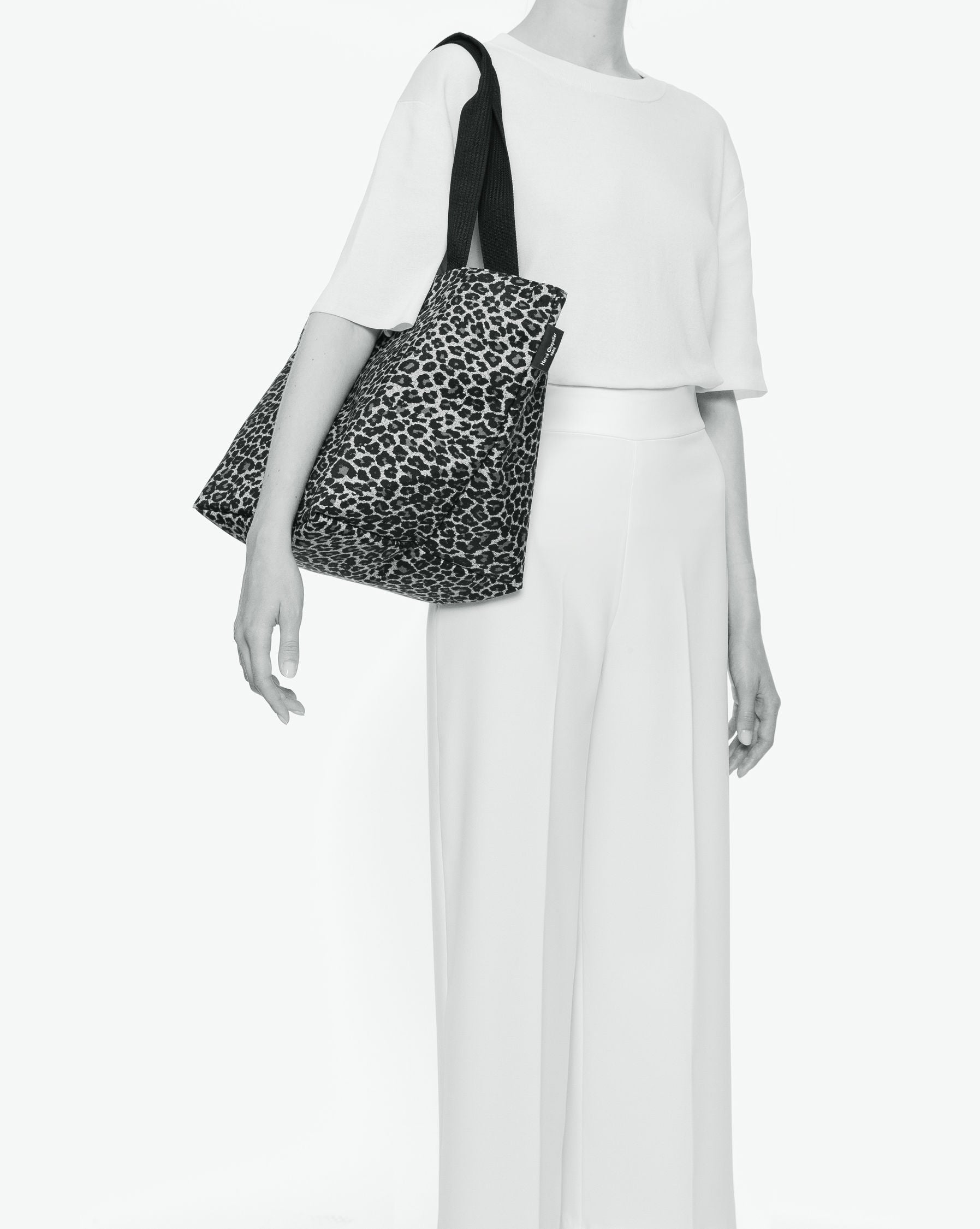 Packshot of a 925F shopping bag with long polyprop handles and a zipper and an inside pocket. The bag is made of nylon in a fancy print in a large size. Sac cabas a poignees longues en nylon imprime dans un format L