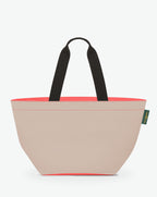 Sac cabas porté épaule de couleur en nylon bicolore, à fond carré et dans un format L. Présence d'un double zip, d'anses longues noires en polypropylène, et d'une étiquette de marque verte.
