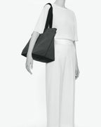 Sac cabas porté épaule de couleur en nylon bicolore, à fond carré et dans un format L. Présence d'un double zip, d'anses longues noires en polypropylène, et d'une étiquette de marque verte.