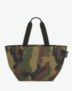 Packshot of a 925W shopping bag with long polyprop handles and a zipper and an inside pocket. The bag is made of printed polyamide in a large size. Sac cabas a poignees longues en polyamide imprime dans un format L