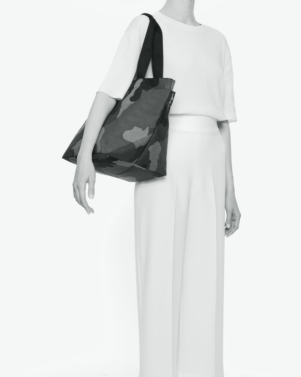 Packshot of a 925W shopping bag with long polyprop handles and a zipper and an inside pocket. The bag is made of printed polyamide in a large size. Sac cabas a poignees longues en polyamide imprime dans un format L