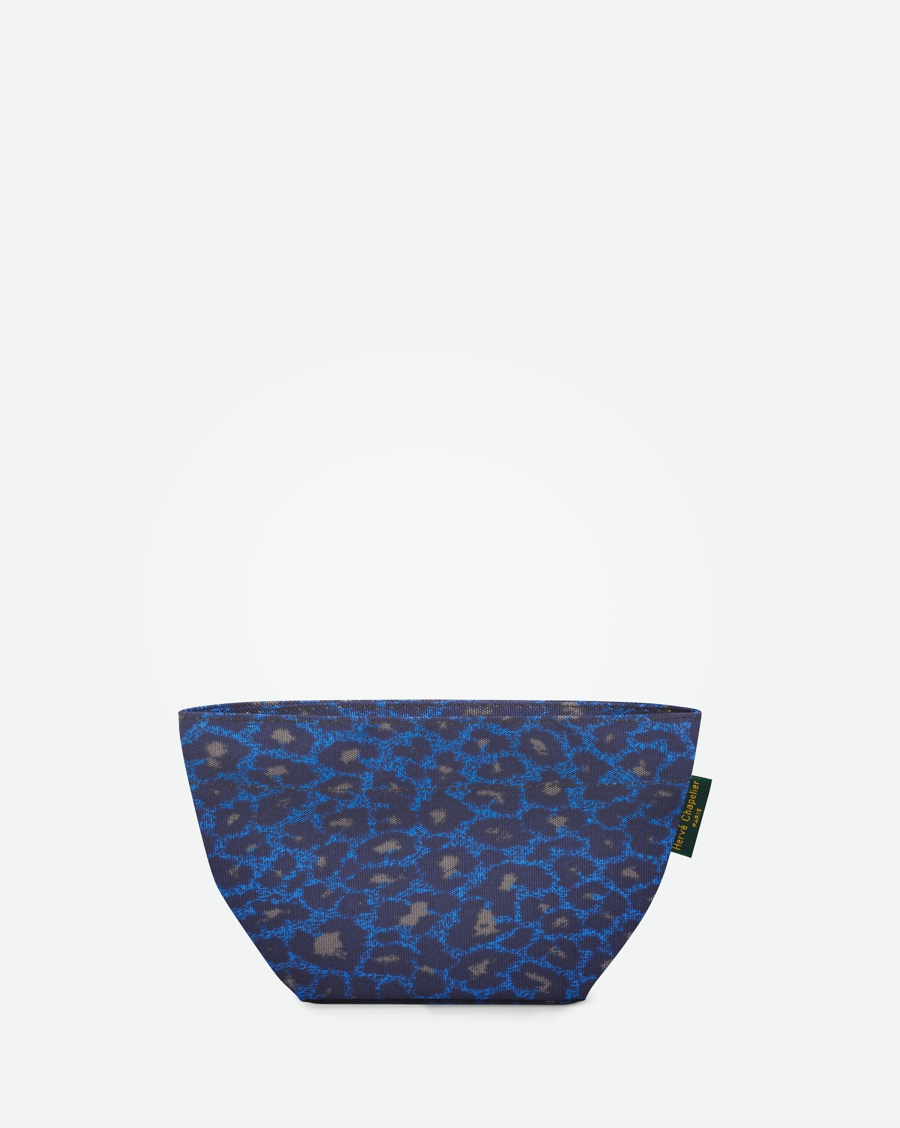Packshot of a 927F mini tote with a square bottom and a zipper. The tote is made of printed nylon in an extra-small size. Mini cabas en nylon imprime fantaisie dans une taille XS