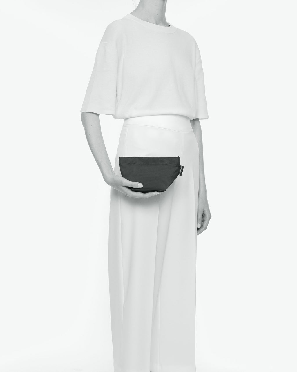 Packshot of a 927N mini tote with a square bottom and a zipper. The tote is made of solid nylon in an extra-small size. Mini cabas en nylon uni dans une taille XS