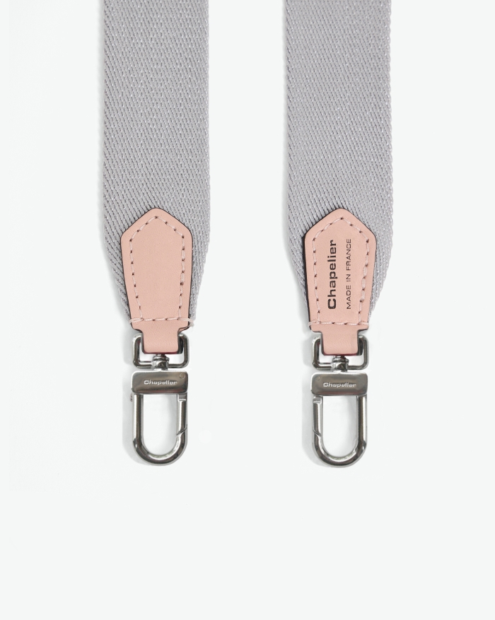 "Packshot of a 1662A shoulder strap
to hang on Hervé Chapelier bags.
The strap is made of leather and polyamide in a medium size.
Lanière bandoulière polyamide et cuir dans une taille M"