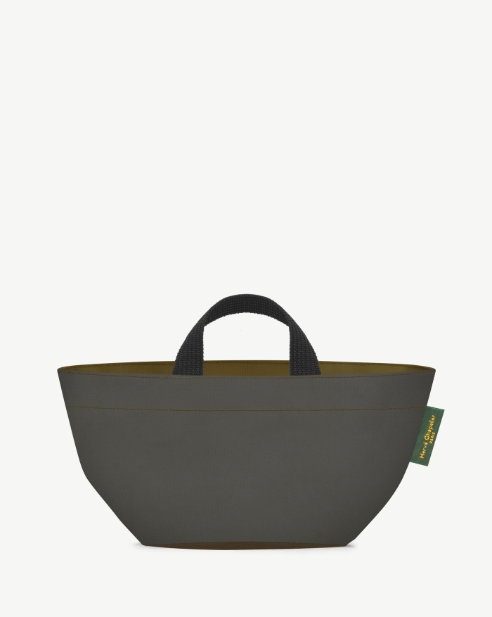 "Packshot of a 901N tote bag
with short polyprop handles and a zipper.
The bag is made of two tone nylon in a small size.
Sac cabas a poignees courtes en nylon bicolore dans un format S"