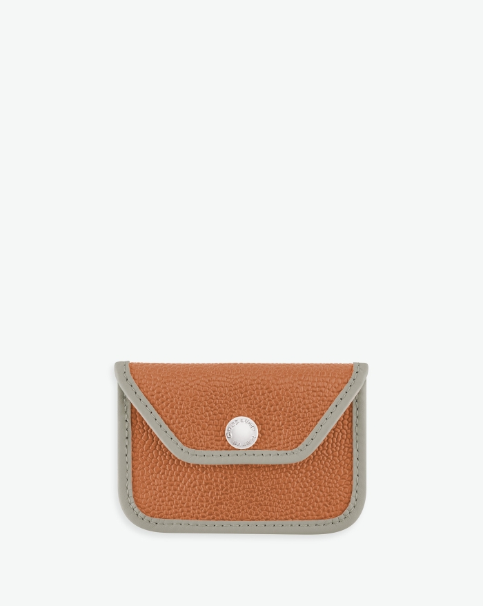 Packshot of a 905GL card holder accessory
with a snap button and one inside pocket.
The card holder is made of coated canvas and leather edges.
Porte-cartes en toile enduite et bords en cuir dans une taille XXS.