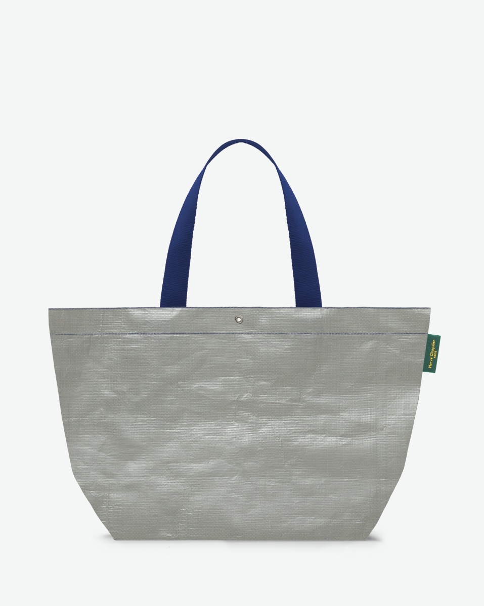 Hervé Chapelier - - "Sac cabas marché coloré en polypropylène,
à fond rectangulaire et dans une taille L,
aux poignées longues de couleur en polyamide
et à l'œillet décoratif.
Idéal pour un porté à l'épaule."