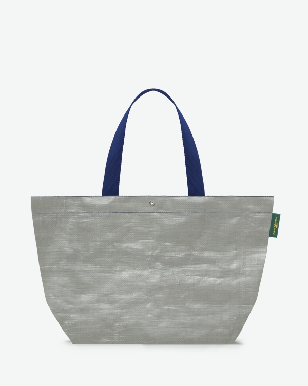 Hervé Chapelier -  - "Sac cabas marché coloré en polypropylène,
à fond rectangulaire et dans une taille L,
aux poignées longues de couleur en polyamide
et à l'œillet décoratif.
Idéal pour un porté à l'épaule."