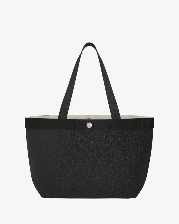 Hervé Chapelier -  - "Sac à main en toile enduite grainée
en taille L, au fond rectangulaire et
aux poignées longues de couleur à l'aspect coton,
ainsi qu'à la poche intérieure avec bouton pression."