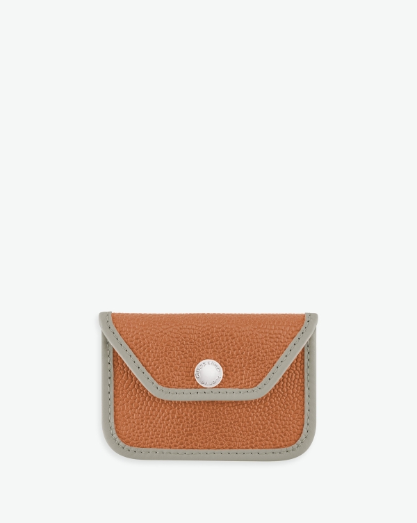 Hervé Chapelier -  - Packshot of a 905GL card holder accessory
with a snap button and one inside pocket.
The card holder is made of coated canvas and leather edges.
Porte-cartes en toile enduite et bords en cuir dans une taille XXS.