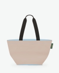 "Packshot of a 1028N shopping bag
with long polyprop handles and a zipper and an inside pocket.
The bag is made of solid nylon in a medium size.
Sac cabas a poignees longues en nylon bicolore dans un format M"