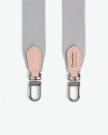 "Packshot of a 1662A shoulder strap
to hang on Hervé Chapelier bags.
The strap is made of leather and polyamide in a medium size.
Lanière bandoulière polyamide et cuir dans une taille M"