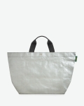 "Packshot of a 2014PP market tote bag
with short polyamide handles and a rectangular bottom.
The bag is made of polyethylene in a large size.
Sac cabas marche a poignees courtes en polyethylene format L"