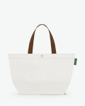 "Packshot of a 4014PP market tote bag
with long polyamide handles and a rectangular bottom.
The bag is made of polyethylene in a large size.
Sac cabas marche a poignees longues en polyethylene dans un format L"
