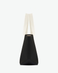 "Packshot of a 625G tote bag rectangular bottom
with long polycotton handles and a snap button.
The bag is made of pebbled grain coated canvas.
Sac cabas a poignees longues en toile enduite format M"
