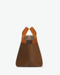 "Packshot of a 707GP tote bag
with short handles and polycotton webbing and an inside pocket.
The bag is made of pebbled grain coated canvas in a medium size.
Sac cabas en toile enduite dans un format M
"