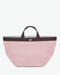 "Packshot of a 725C tote bag
with short polycotton handles and polycotton webbing and a snap button.
The bag is made of polyamide in a large size.
Sac cabas a poignees courtes en polyamide dans un format L"