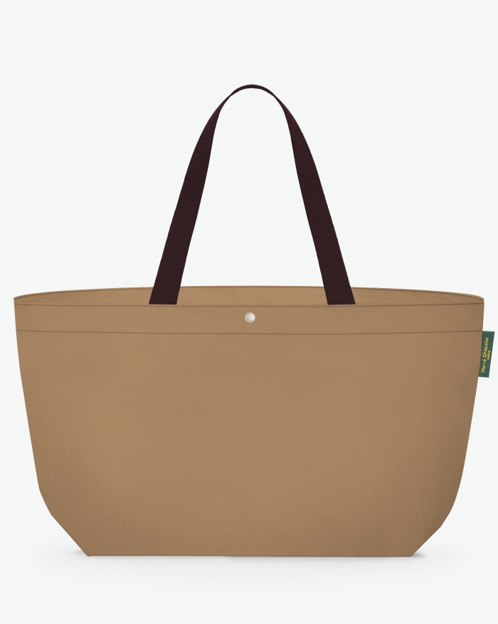 "Packshot of a 2839C travel bag rectangular bottom
with long polycotton handles and a zipper and an inside pocket.
This extra-large bag is made of solid polyamide.
Sac cabas a poignees courtes en polyamide format XL"