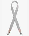 "Packshot of a 1662A shoulder strap
to hang on Hervé Chapelier bags.
The strap is made of leather and polyamide in a medium size.
Lanière bandoulière polyamide et cuir dans une taille M"