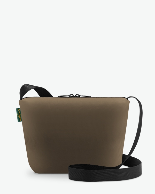 Hervé Chapelier -  - Packshot of a 1752N shoulder crossbody bag
with a large and long handle in polyamide and a zip with double closure
The bag is made of solid nylon, in a rectangular size
Sac bandouliere epaule en nylon uni taille M
